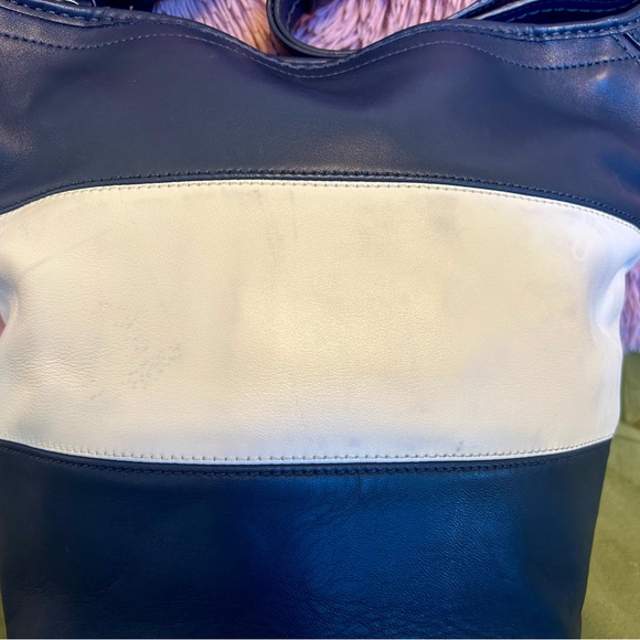 COACH : Good used condition- shoulder bag navy blue and white. - Picture 4 of 13